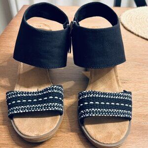 Toms - Majorca Cutout Heeled Sandal -- 8.5 - Black with black and white weave